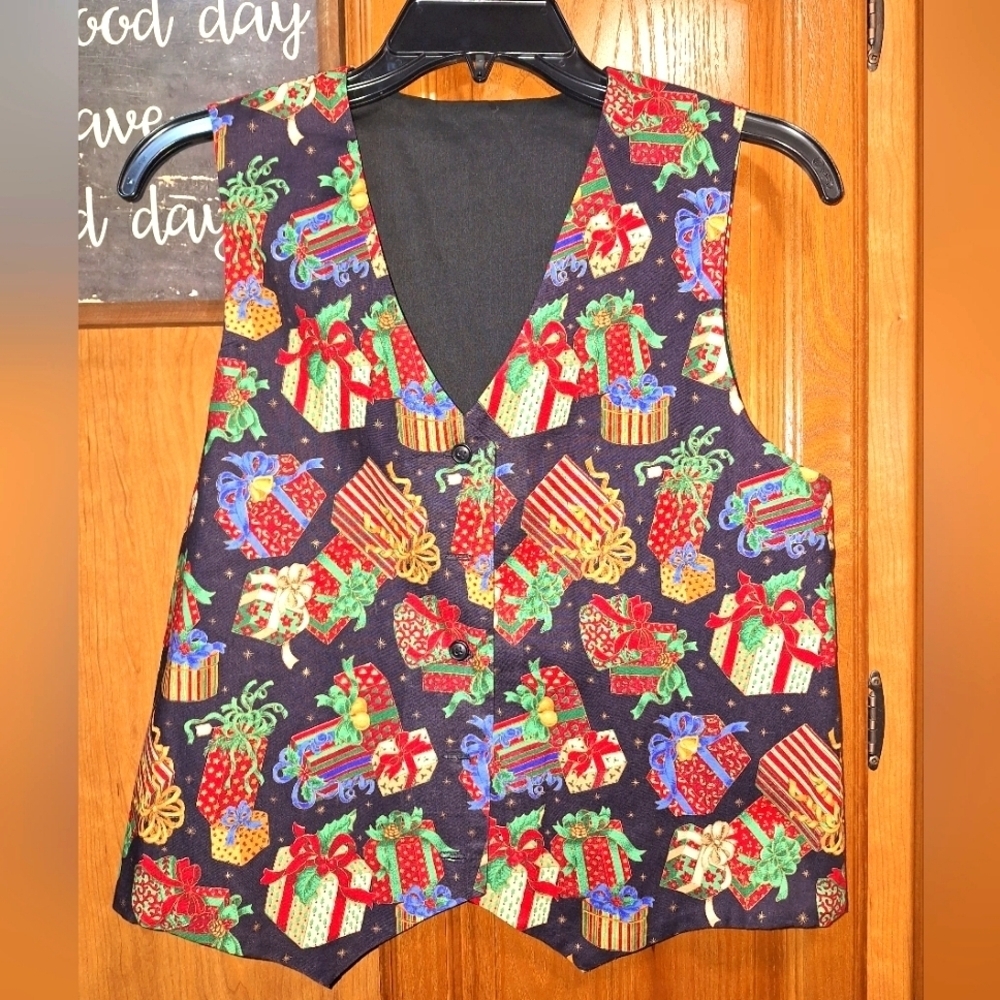 A Homemade Christmas vest in a men's size medium. EUC. Festive